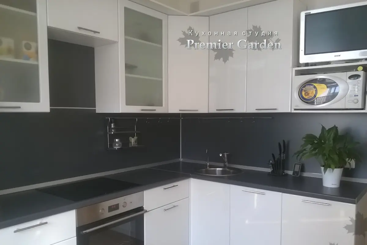 Угловая глянцевая кухня с витринами от Premier Garden 1