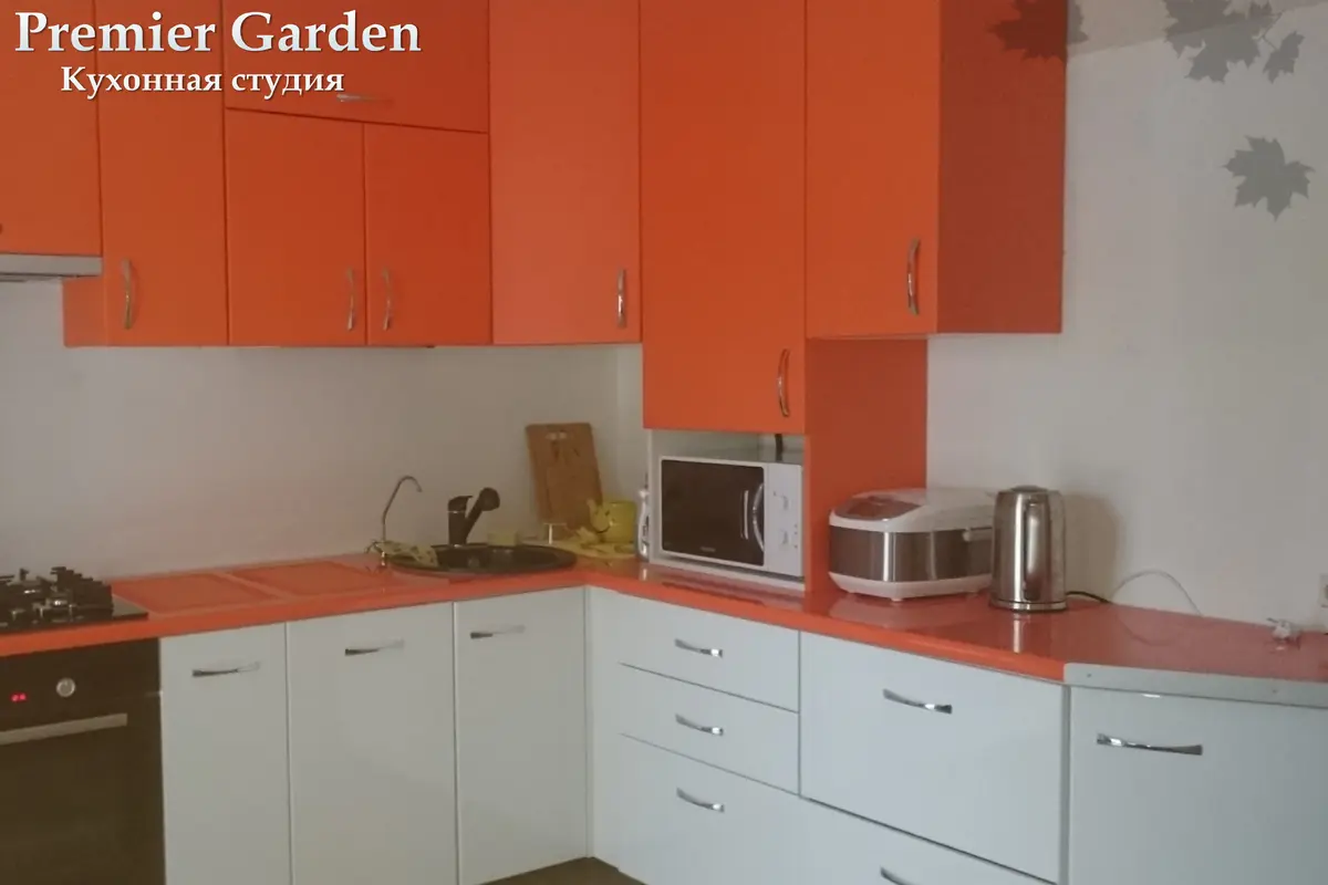 Яркая кухня для загородного дома от Premier Garden 1