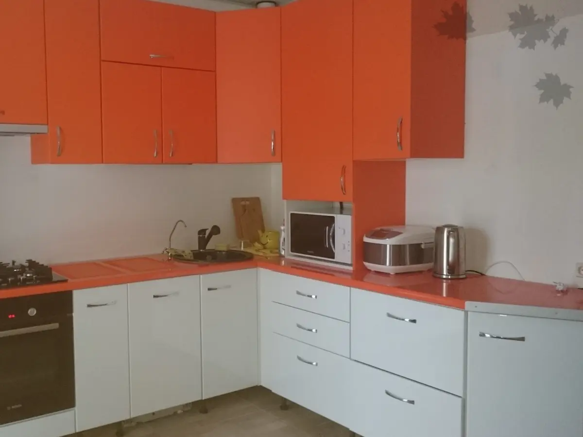 Яркая кухня для загородного дома от Premier Garden 2