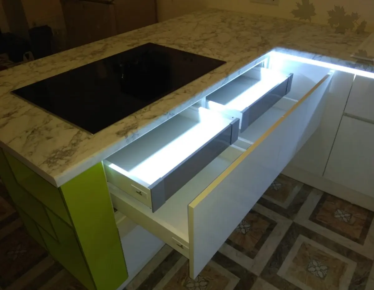 Кухонный гарнитур с декоративной подсветкой  7