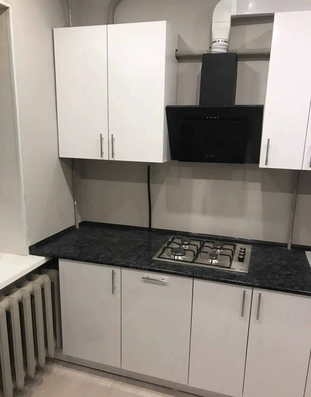 Кухонный гарнитур от Premier Garden: когда на кухне ну очень много труб 1