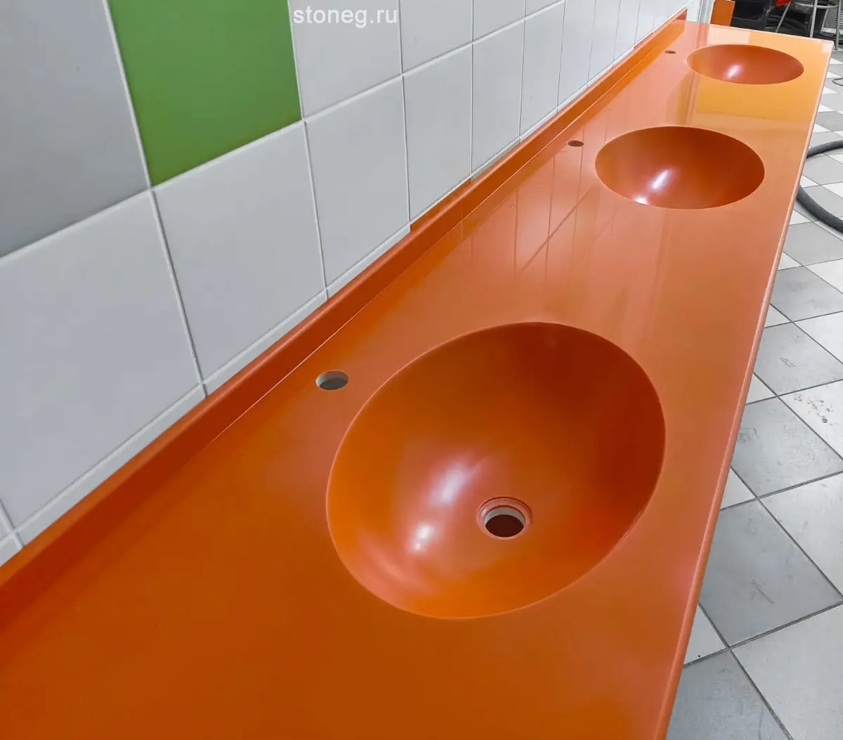 Hi-Macs S027 Orange Solid Стол с интегрированными раковинами и ногами из искусственного камня 1