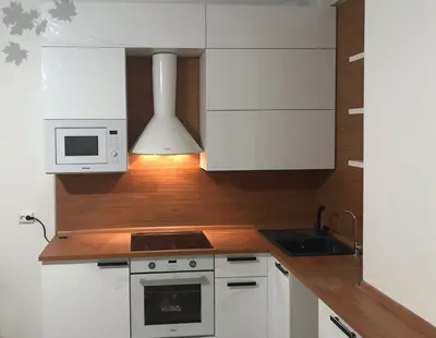 Белая кухня с деревом от Premier Garden