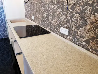 Кухонная столешница из искусственного камня Corian Sahara бежево-коричневого цвета с вкраплениями