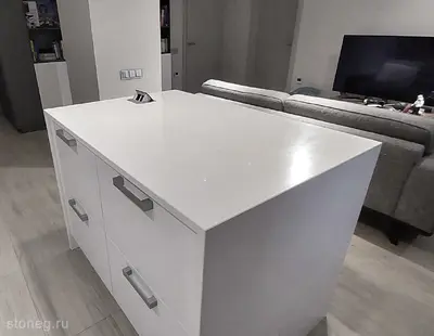 Стол с ногами из искусственного камня Hi-Macs белого цвета